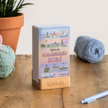 Cargar imagen en el visor de la galería, Calendario mesa de tarjetas 2026 72kilos