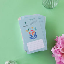 Cargar imagen en el visor de la galería, Calendario mesa de tarjetas 2026 Defreds