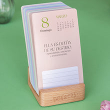 Cargar imagen en el visor de la galería, Calendario mesa de tarjetas 2026 Defreds