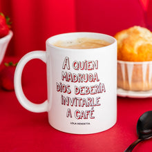 Cargar imagen en el visor de la galería, Taza mug &quot;A quien madruga&quot; de Lola Vendetta