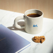 Cargar imagen en el visor de la galería, Taza Blue Books&amp;Coffee de Helio Ferretti