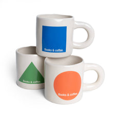 Cargar imagen en el visor de la galería, Taza verde Books&amp;Coffee con triángulo verde sobre fondo beige