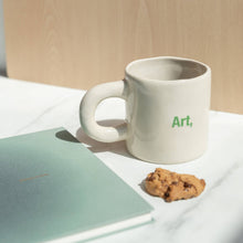 Cargar imagen en el visor de la galería, Taza verde Books&amp;Coffee con triángulo verde sobre fondo beige