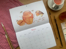 Cargar imagen en el visor de la galería, Calendario 2026 Comer con los Ojos de Esther Gili, Marialu Gili y Lady Desidia