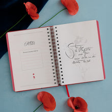 Cargar imagen en el visor de la galería, Agenda anual diaria 2026 Sara Búho
