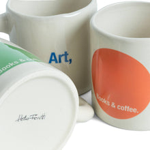 Cargar imagen en el visor de la galería, Taza verde Books&amp;Coffee con triángulo verde sobre fondo beige