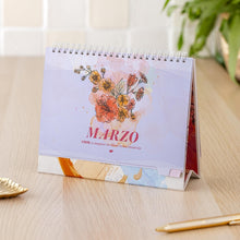 Cargar imagen en el visor de la galería, Calendario de mesa 2026 La Vecina Rubia