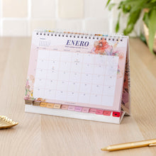 Cargar imagen en el visor de la galería, Calendario de mesa 2026 La Vecina Rubia