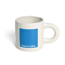 Cargar imagen en el visor de la galería, Taza Blue Books&amp;Coffee de Helio Ferretti