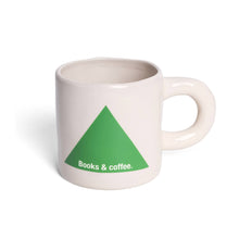 Cargar imagen en el visor de la galería, Taza verde Books&amp;Coffee con triángulo verde sobre fondo beige